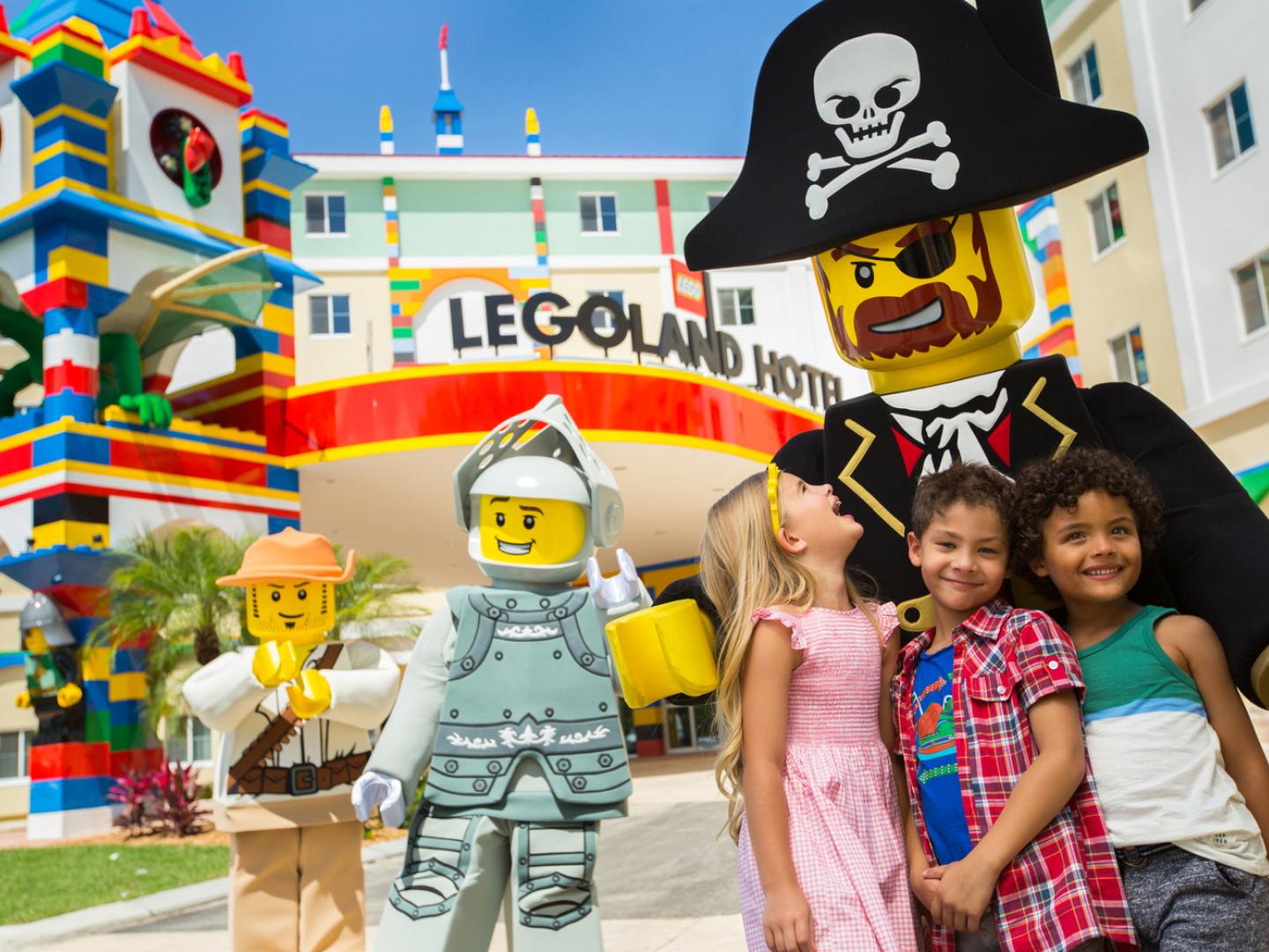 Enfants prenant la pose avec des personnages au LEGOLAND Florida Resort à Winter Haven, Floride