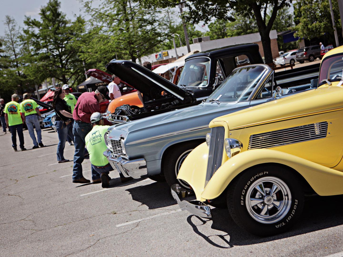 Los autos clásicos se preparan para embarcarse en Blue Suede Cruise en Tupelo, Mississippi