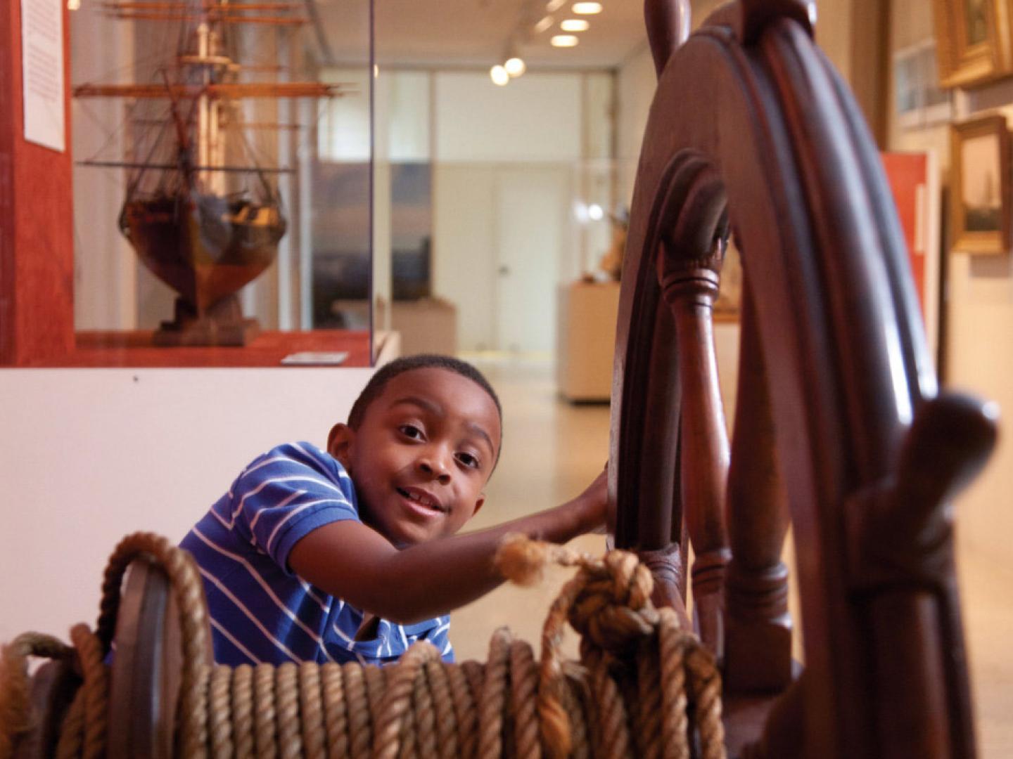 Exploración de exposiciones interactivas en el Reginald F. Lewis Museum of Maryland African American History and Culture