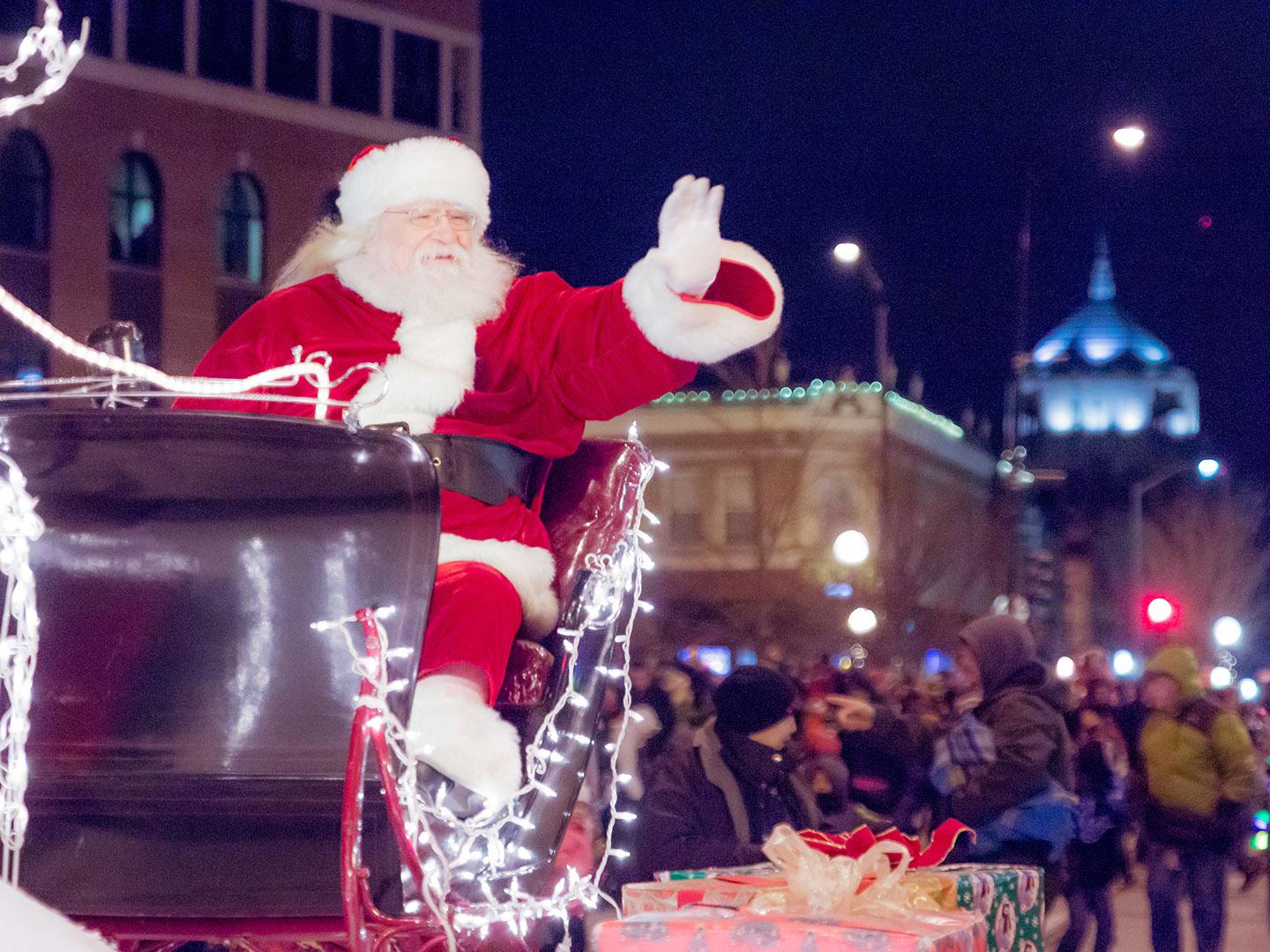 Festliche Stimmung bei der Parade of Lights in Champaign, Illinois