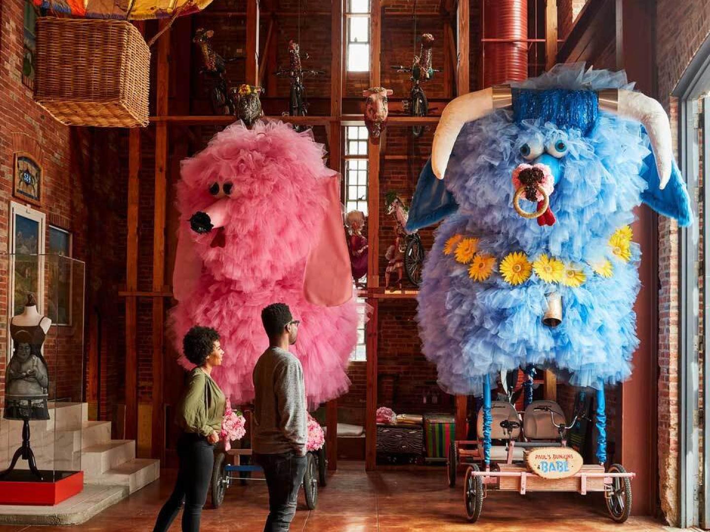 Coloridas esculturas cinéticas listas para la carrera en el American Visionary Art Museum