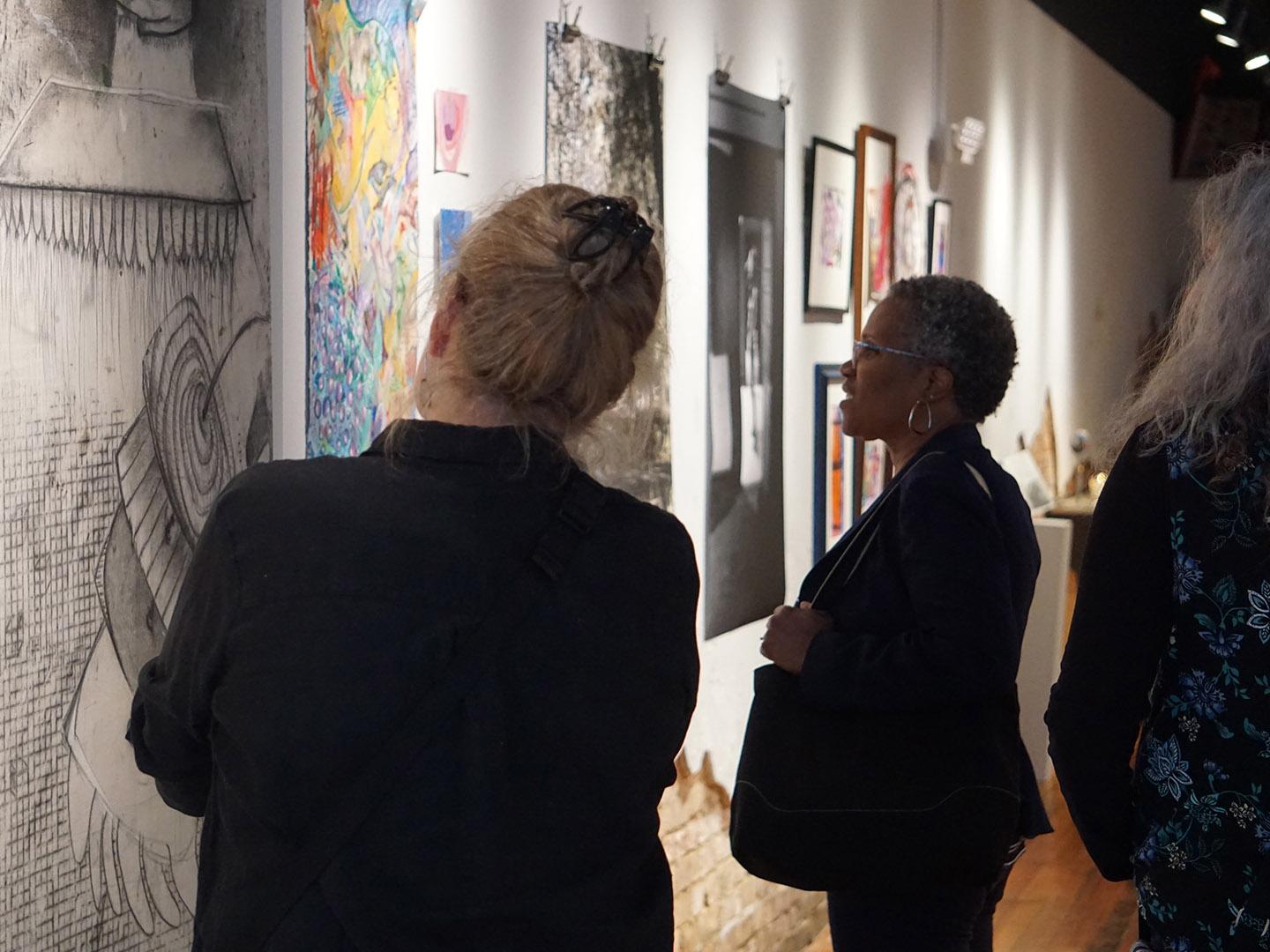 Besucher und ausgestellte Werke beim Boneyard Arts Festival in Champaign, Illinois