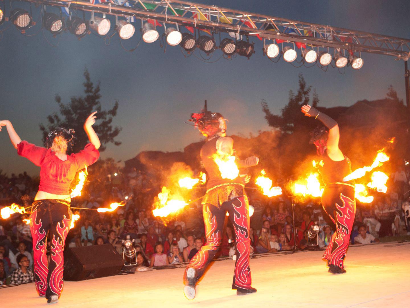 カリフォルニア州ランチョコルドバで開催される I-Fest インターナショナル・フェスティバル & ワイン・オブ・ザ・ワールドのパフォーマー
