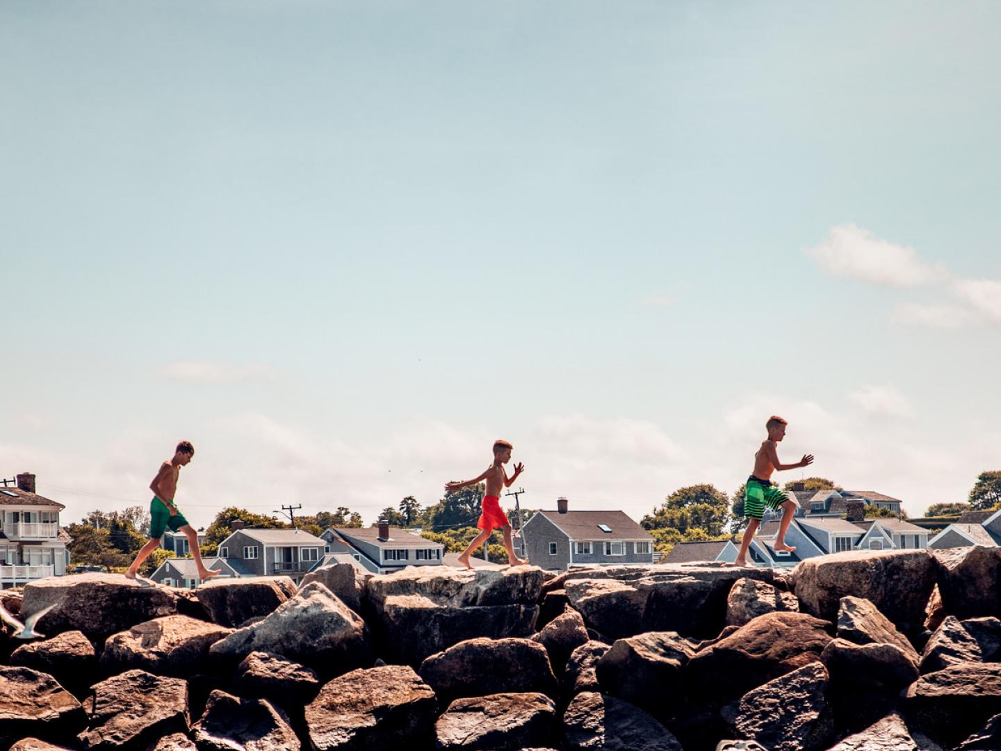 Niños trotando cerca del agua en Martha’s Vineyard