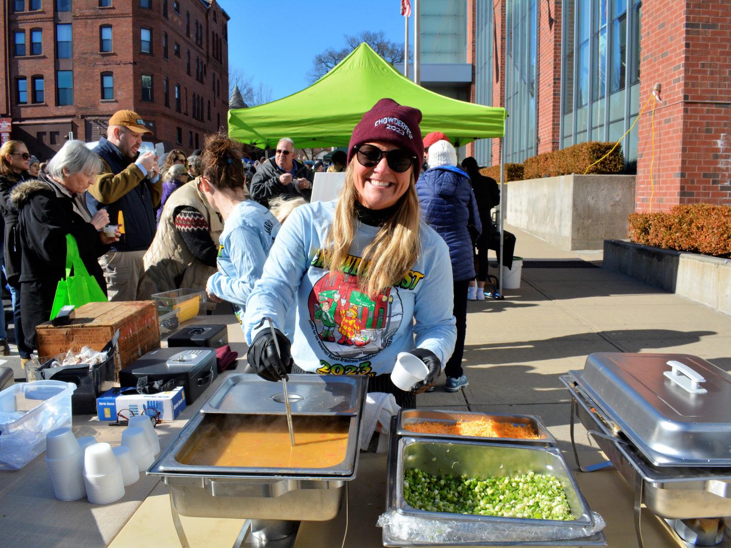 Servindo sopa no Chowderfest em Saratoga Springs, Nova York