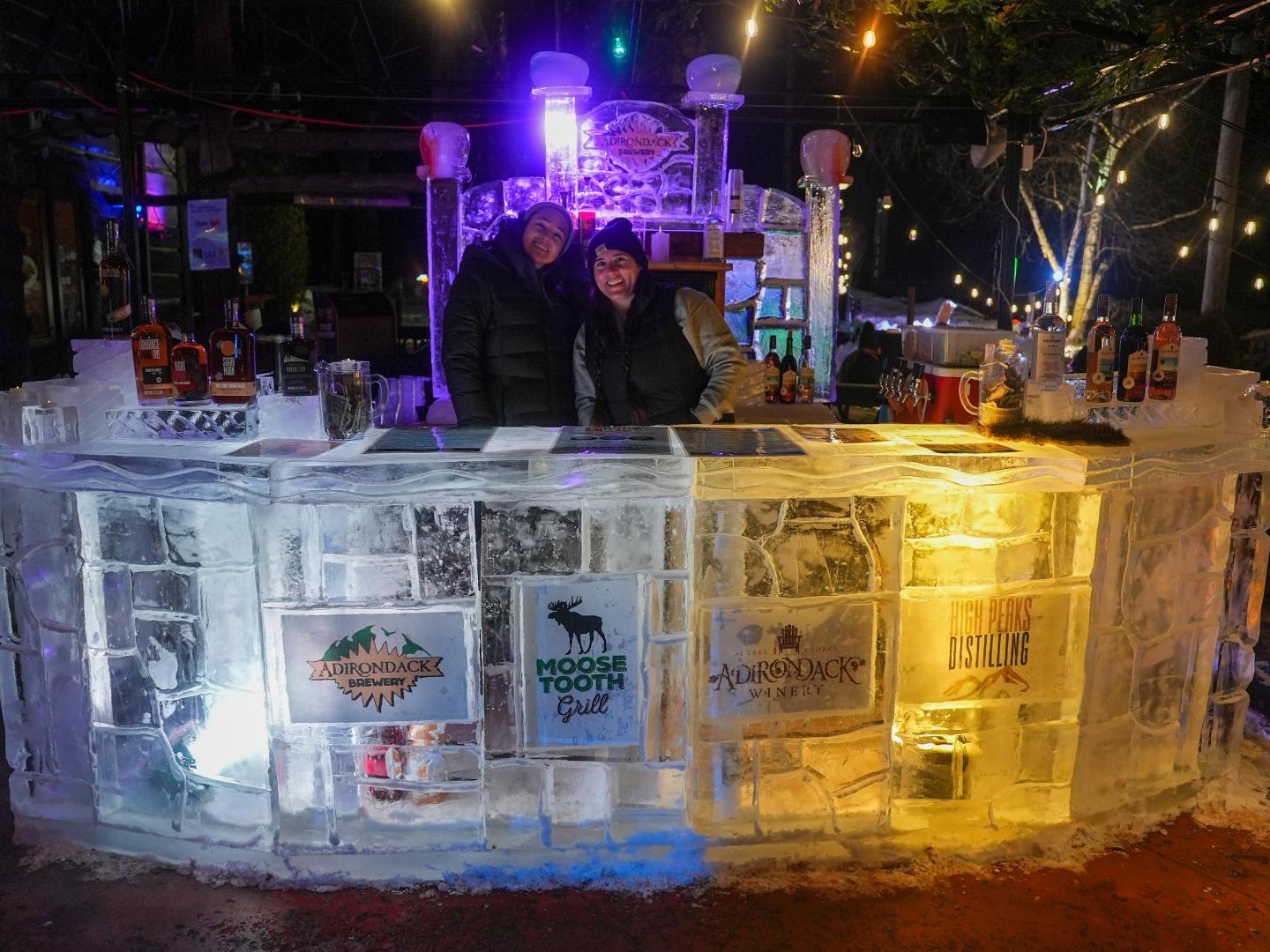 Dégustation dans un bar de glace, une tradition hivernale populaire de Lake George, dans l’État de New York