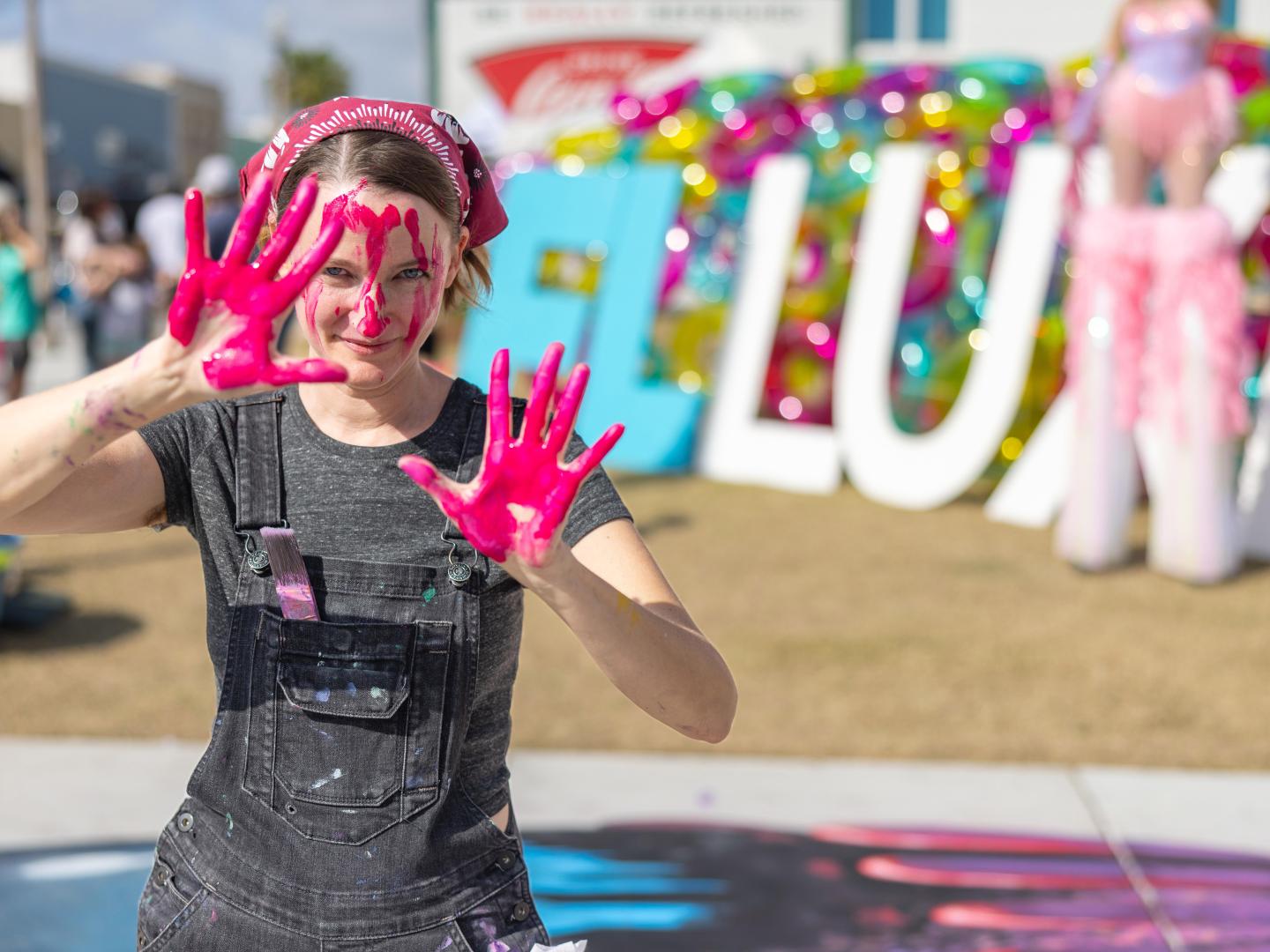 在佛罗里达州巴拿马城的 FLLUXE 艺术节上亲自参与绘画活动