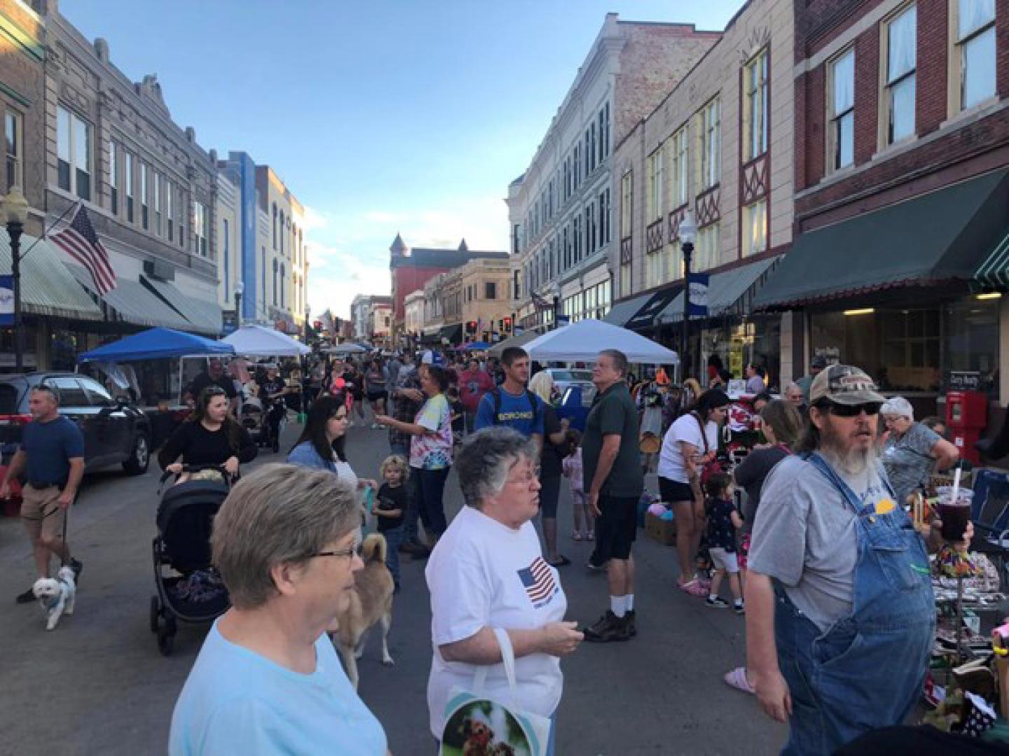 密苏里州锡代利亚的 Sedalia Main Street First Thursdays on the Square 活动