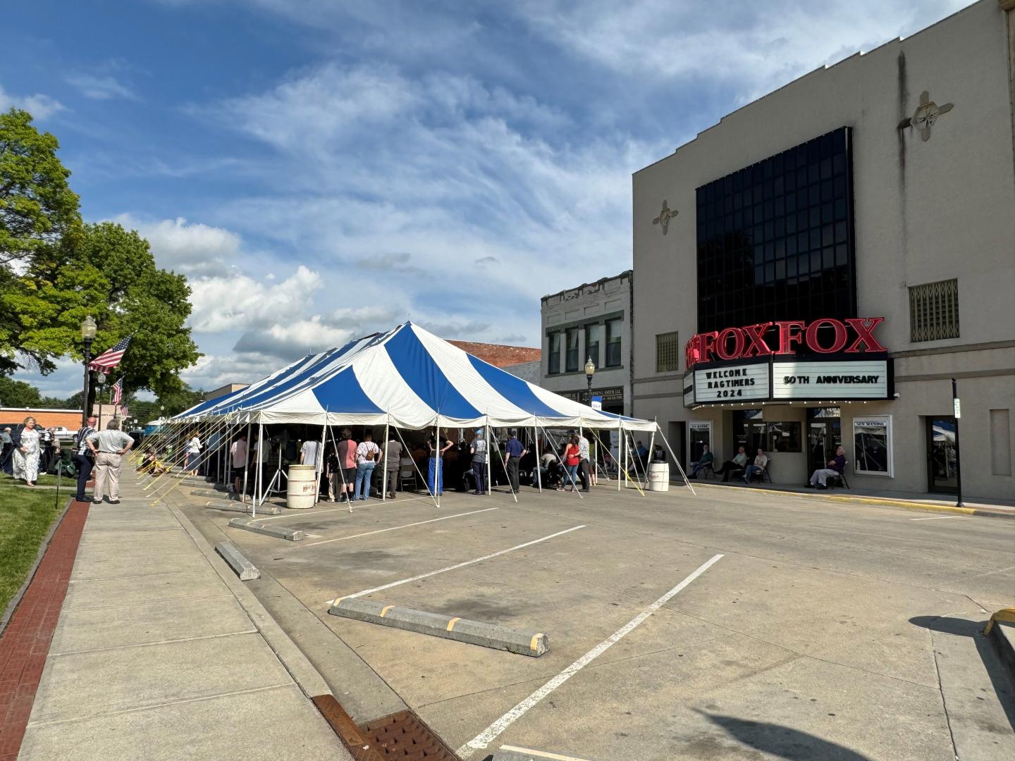 Foule rassemblée devant le Fox Theater Event Center à Sedalia, Missouri, lors du Scott Joplin International Ragtime Festival