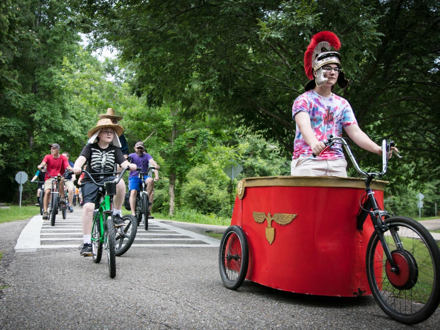 Les cyclistes en costume célèbrent le Louisiana Bicycle Festival à Abita Springs, Louisiane