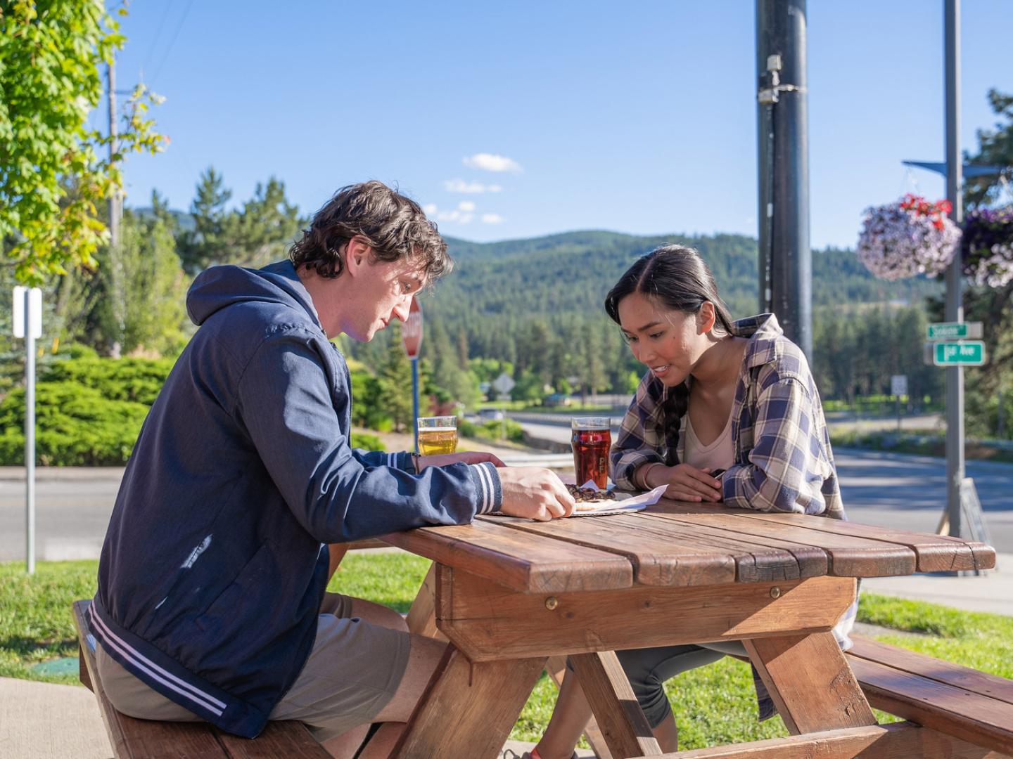아이다호주 포스트 폴스 포스트 폴스 브루잉 컴퍼니에서의 맥주 시음