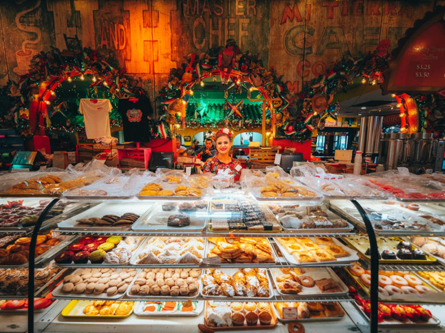 텍사스주 샌안토니오의 화려한 제빵점에 진열되어 있는 페이스트리