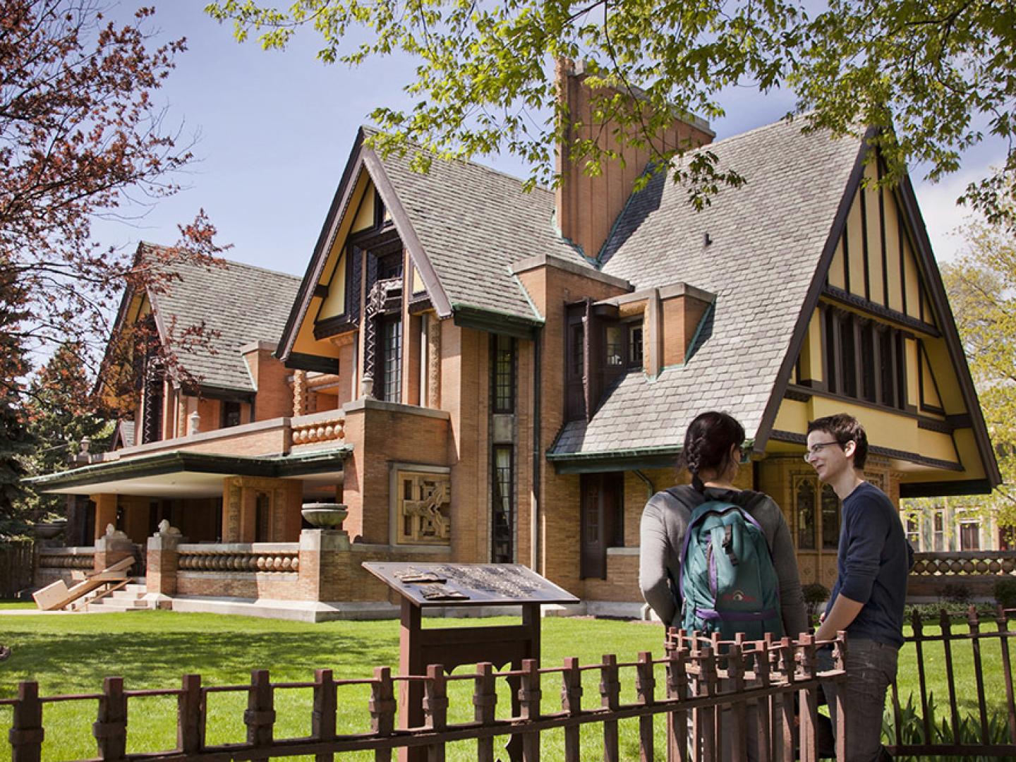 프랭크 로이드 라이트가 설계한 일리노이주 오크 파크의 네이선 G. 무어 하우스 방문하기