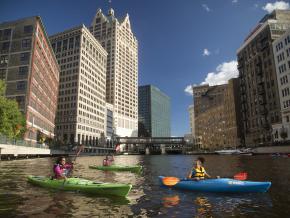 Kayak sur la rivière Milwaukee dans le centre-ville Kayak sur la rivière Milwaukee dans le centre-ville