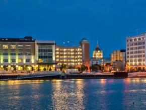 The twinkling lights of the downtown waterfront The twinkling lights of the downtown waterfront