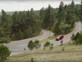 Route sinueuse entre collines et forêts dans le Custer State Park à Custer, Dakota du Sud