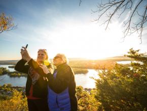 Prise de selfie en surplomb du fleuve Mississippi au Buena Vista Park, à Alma Prise de selfie en surplomb du fleuve Mississippi au Buena Vista Park, à Alma