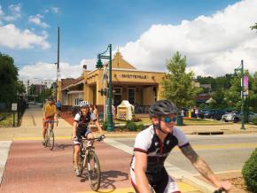 Pedalando em Razorback Regional Greenway, no coração da cidade