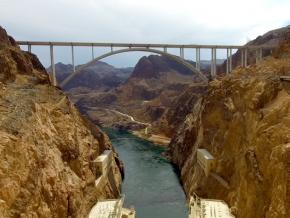 Observando la Hoover Dam en las afueras de Las Vegas, Nevada Observando la Hoover Dam en las afueras de Las Vegas, Nevada