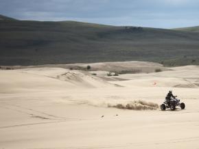 Carrera a través de St.Anthony Sand Dunes en un vehículo todoterreno Carrera a través de St.Anthony Sand Dunes en un vehículo todoterreno