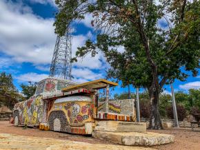 Escultura de mosaico en el Bosque, un parque urbano en el Concho River de San Angelo