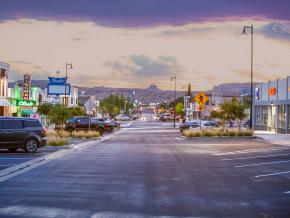 Beale Street (Calle Beale), en el centro de Kingman, repleta de restaurantes y tiendas locales Beale Street (Calle Beale), en el centro de Kingman, repleta de restaurantes y tiendas locales