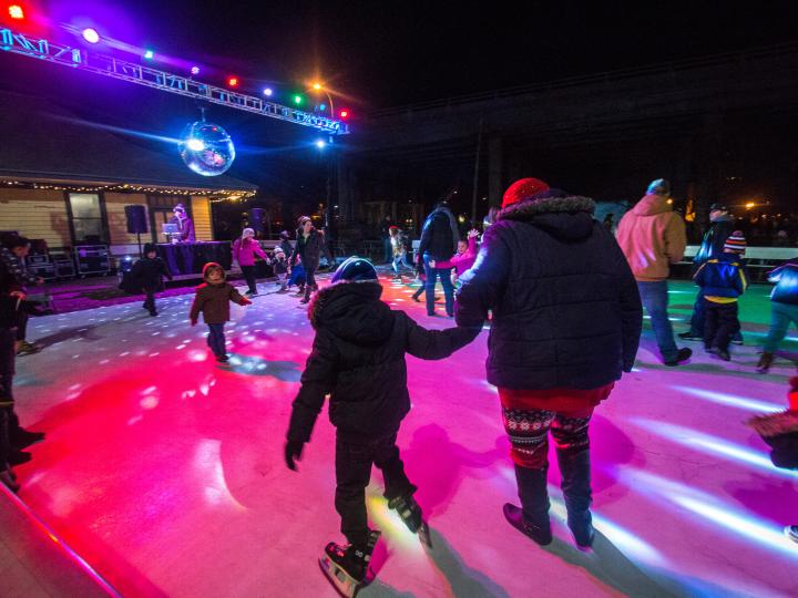 Les boules à facettes de Stroll on State illuminent la patinoire