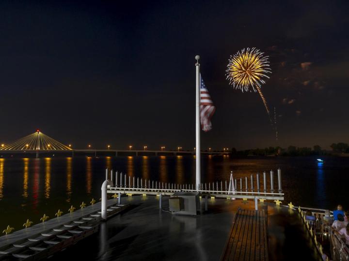 A perfect firework over the Mississippi River