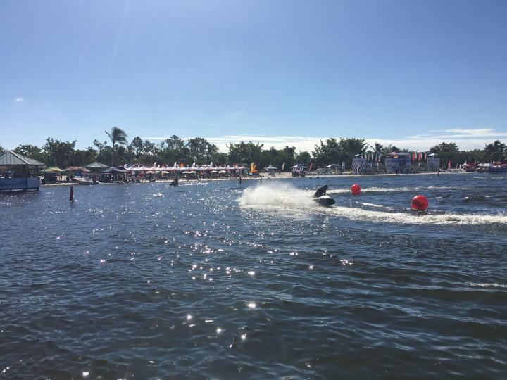 Courses de jet-ski à l’occasion de la compétition Pro Watercross World Championships à Naples, en Floride