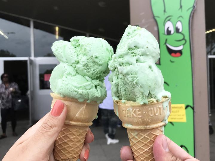 斯托克顿圣华金芦笋节上芦笋口味的冰淇淋 斯托克顿圣华金芦笋节上芦笋口味的冰淇淋