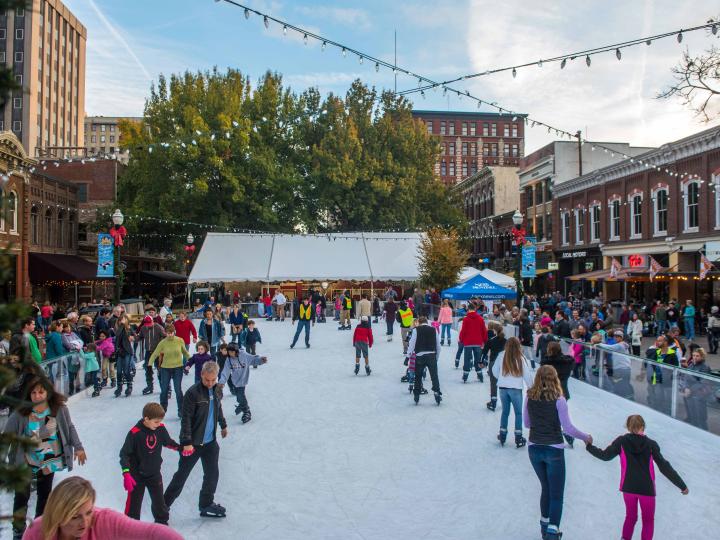 Patinage sur glace à Market Square, dans le centre-ville de Knoxville, Tennessee, dans le cadre des célébrations de Noël de la ville