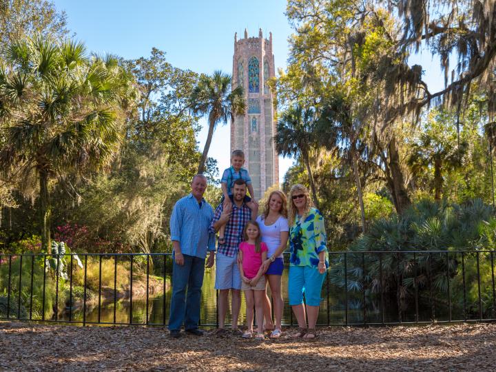 Famille aux Bok Tower Gardens à Lake Wales, Floride