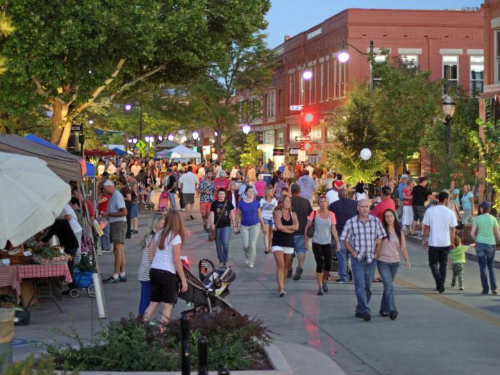 游览位于科罗拉多州主街的大章克申市中心市场 (Downtown Grand Junction Market)