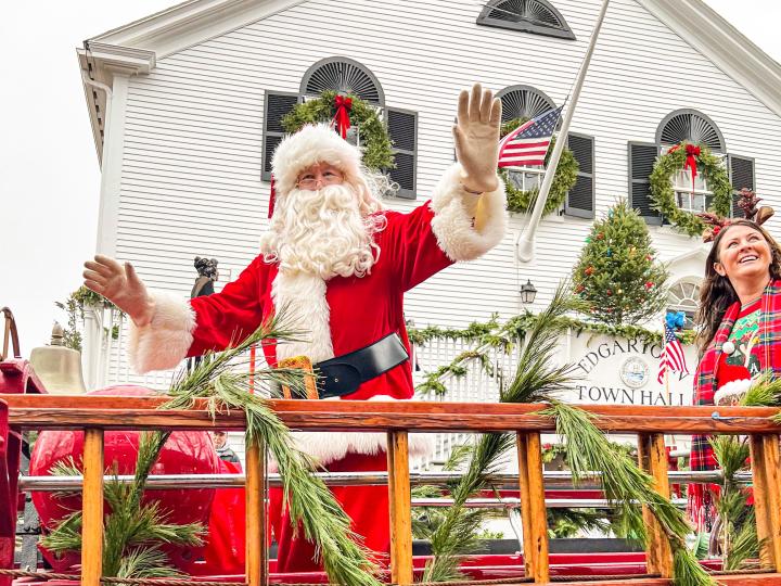Santa Claus saluda a los observadores del desfile en Martha’s Vineyard, Massachusetts
