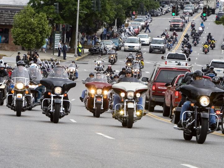 Motards traversant fièrement le village de Lake George dans le cadre de l’Americade Motorcycle Rally à Lake George, État de New York