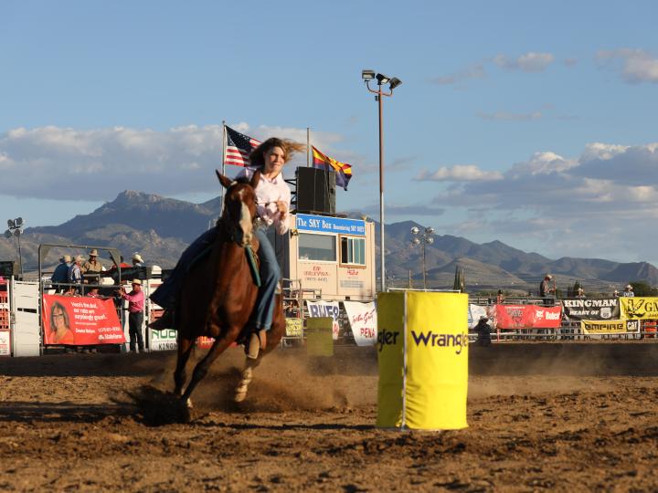 参加亚利桑那州金曼的 Kingman GCPRA Rodeo 牛仔竞技表演的牛仔骑士 参加亚利桑那州金曼的 Kingman GCPRA Rodeo 牛仔竞技表演的牛仔骑士