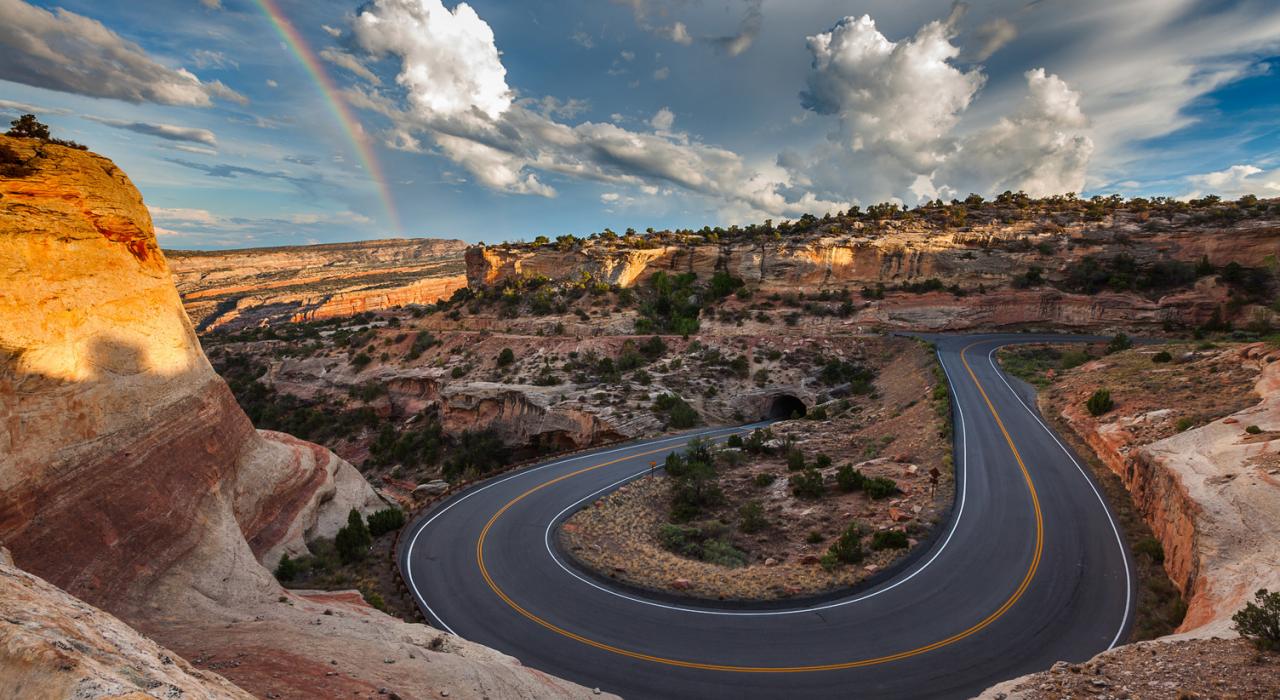 风景秀丽的 Rim Rock Drive 车道从科罗拉多国家纪念公园穿过 风景秀丽的 Rim Rock Drive 车道从科罗拉多国家纪念公园穿过