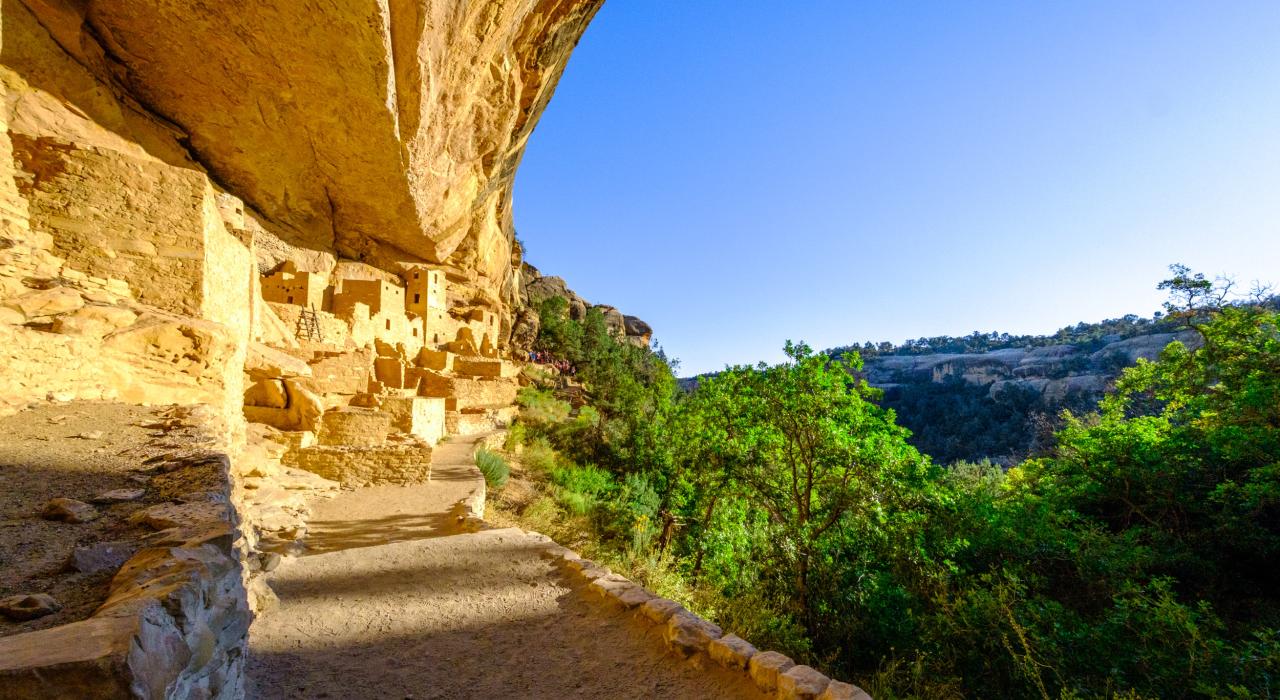 고대 절벽 거주지 중 규모가 가장 커 방이 150개나 되는 절벽 궁전 탐방하기