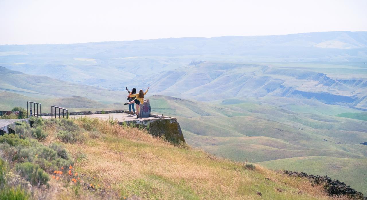 アイダホ州のロードトリップの途中にルイストンヒル展望台に立ち寄り、ポーズをとって写真撮影