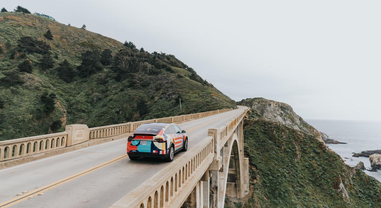 Voiture sur Bixby Bridge à Big Sur, Californie