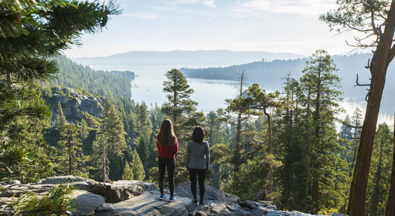 Frauen blicken vom Emerald Bay State Park in Kalifornien auf den Lake Tahoe