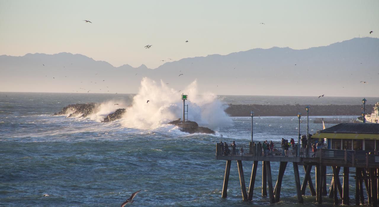 Ondas batendo no quebra-mar do The Pier 