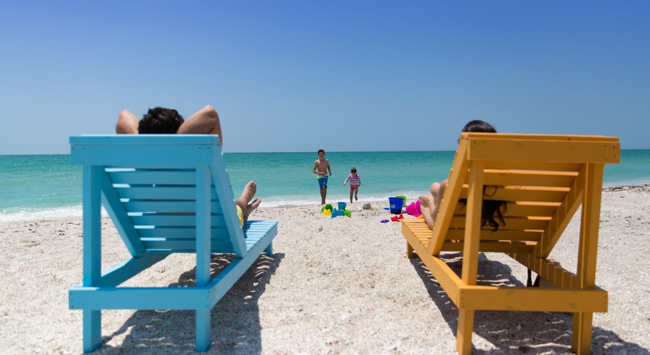 해변에 놓인 알록달록한 썬베드에서 힐링하기