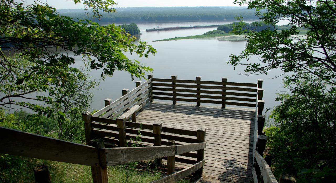 Breathtaking river views in Great Rivers Country, Illinois