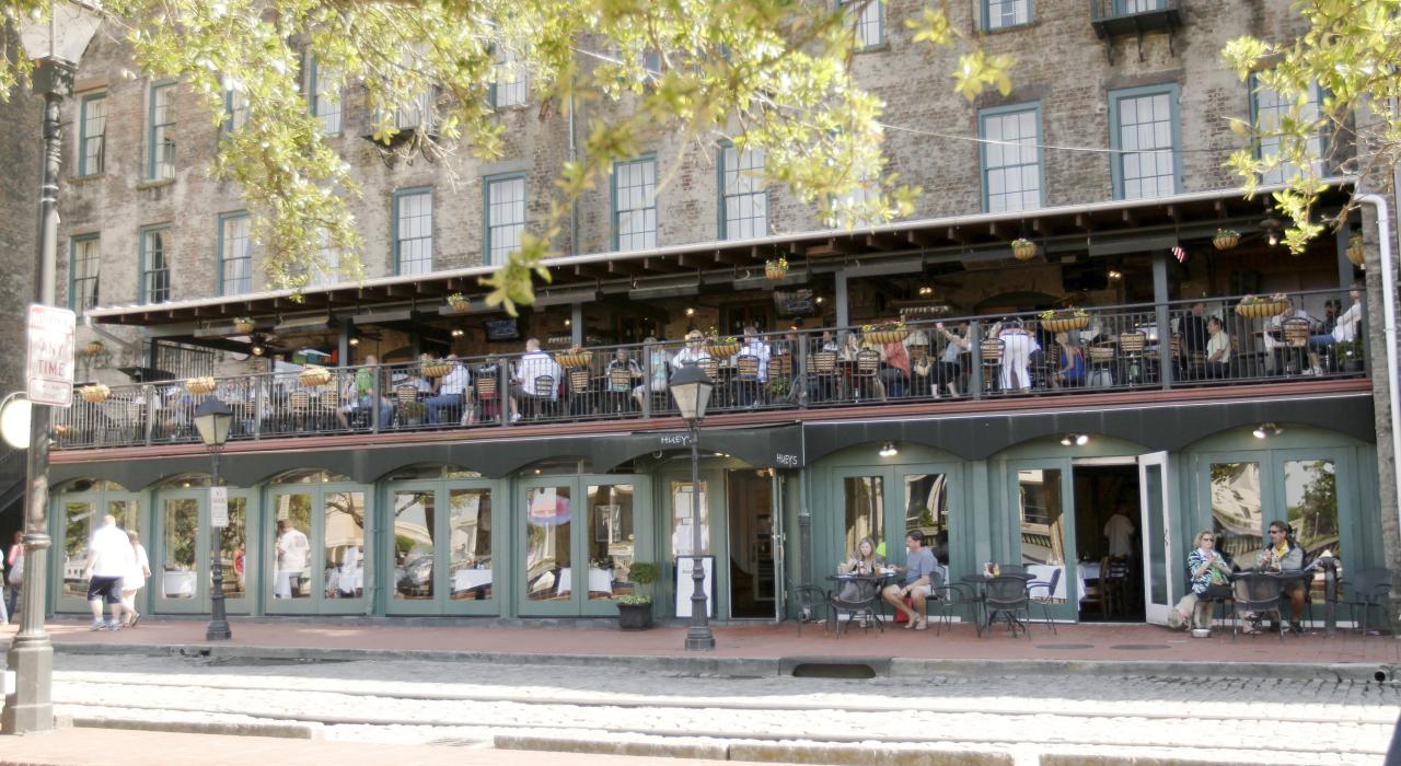Ein Restaurant in der River Street in Savannah, Georgia
