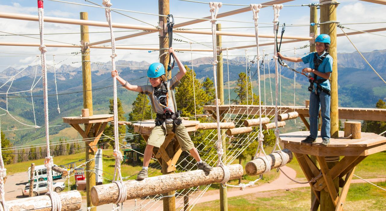 Abenteuer-Hochseilgarten vor spektakulärer Kulisse am Vail Mountain, Colorado