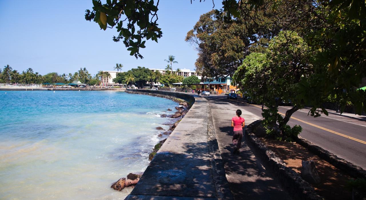 カイルアビレッジのウォーターフロントを散歩