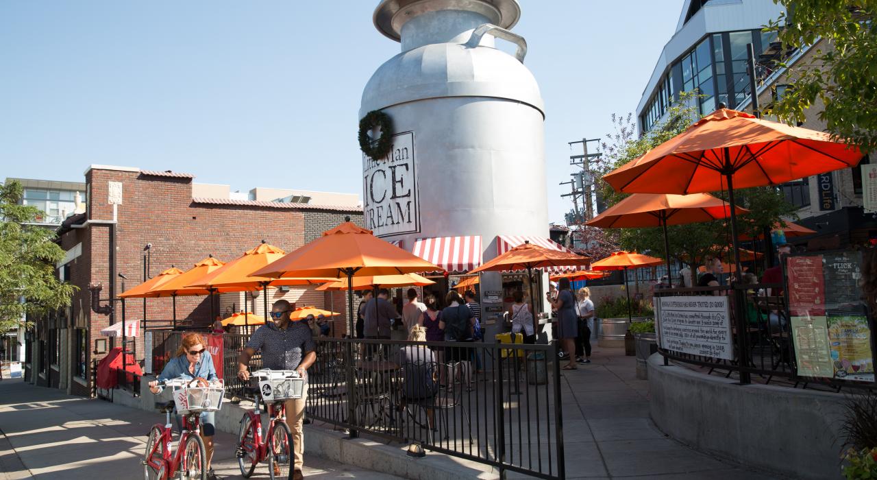 고지대에 자리한 리틀 맨 아이스크림 주변에서 자전거 타기