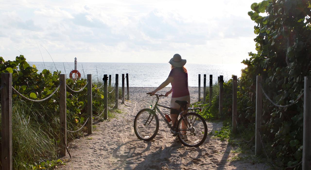 Una visita relajante a la playa después de un paseo en bicicleta por el pueblo