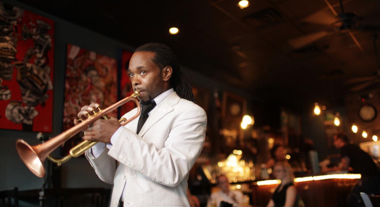 Ein Musiker in der Frenchmen Street in New Orleans, Louisiana